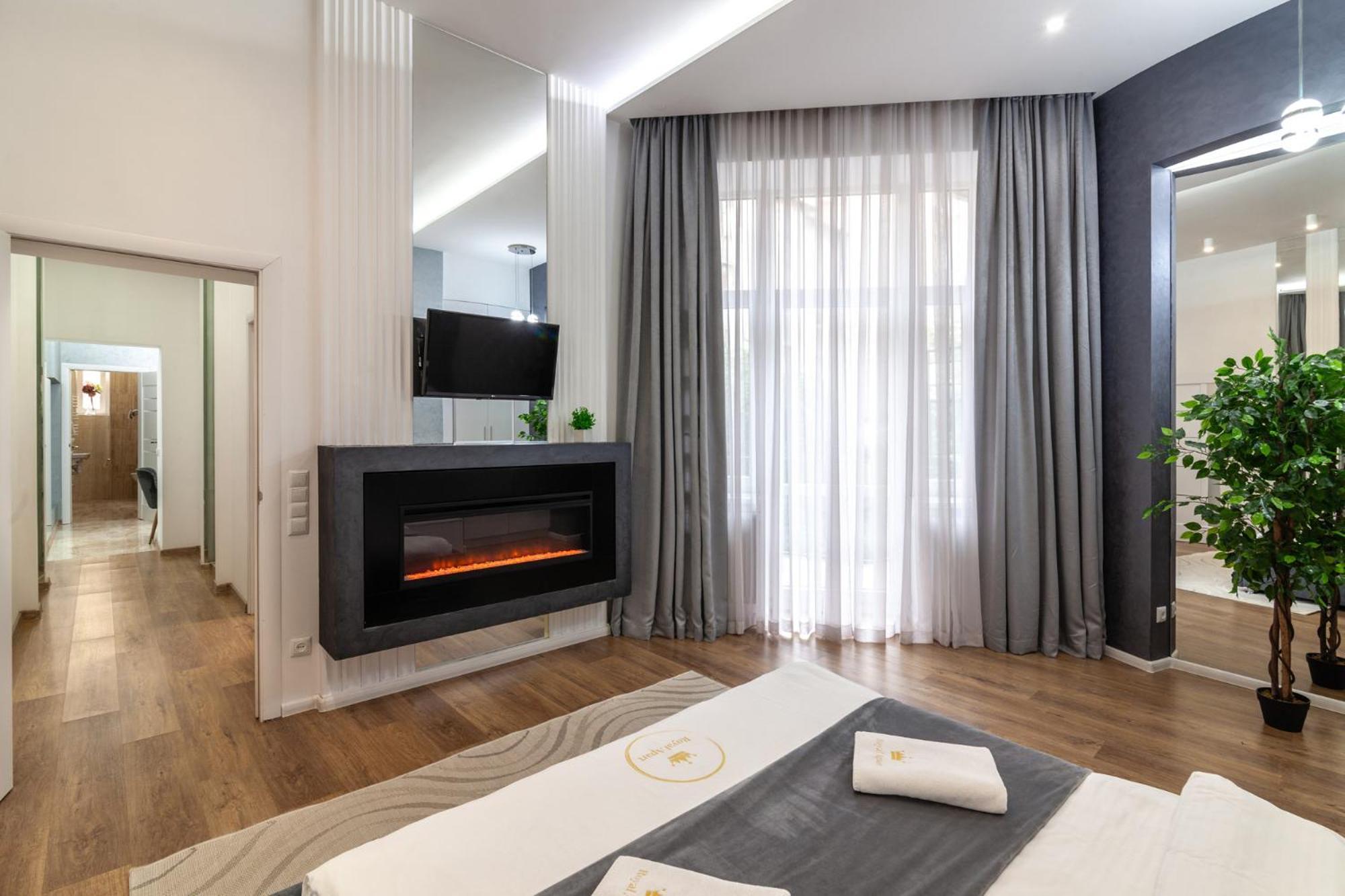 Royal Apartment On Franka 28 Lviv Exterior photo