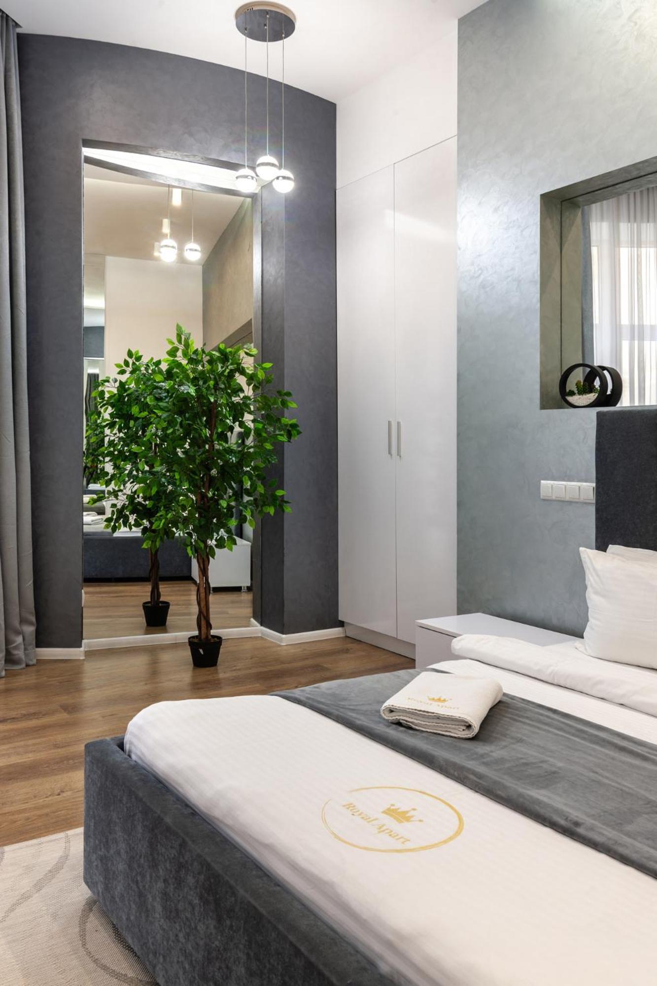 Royal Apartment On Franka 28 Lviv Exterior photo